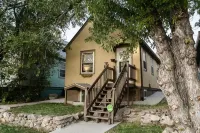 Cozy Apartment Minutes from Downtown - Homestays