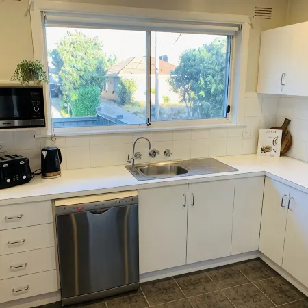 Central & Tranquil Two-Bedroom Home in the Heart of Essendon Hotele w: Essendon