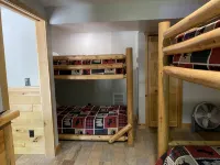 Beautiful log cabin on the Pendleton Creek! - Homestays