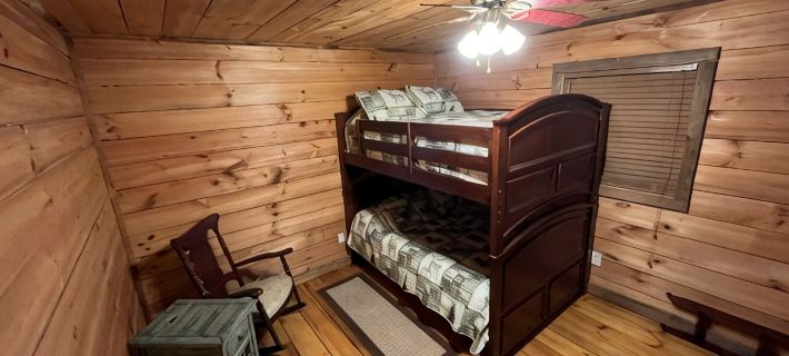 C & D’s Cozy Cabin Hotele w: Avery County