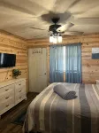 Private cabin that sits on fenced in one acre lotDog friendly) - Chalets
