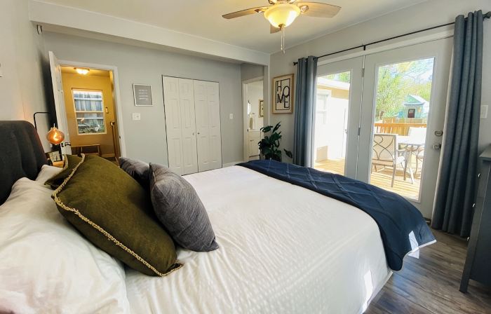— Bear Bungalow Hot Springs — Fully Remodeled, Convenient Location