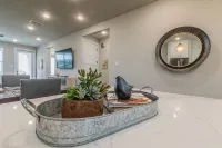 Lake front Condo 2BD/2BA w/ pool, hot tub, fire pit, gas grills, gym, & laundry. - Boutique