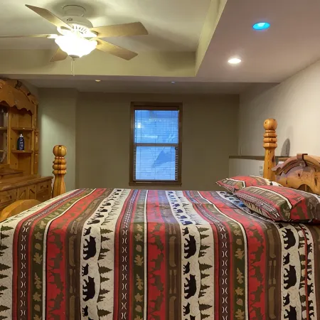 Gorgeous 3 bedroom cabin with Garage parking and Tesla supercharger close by