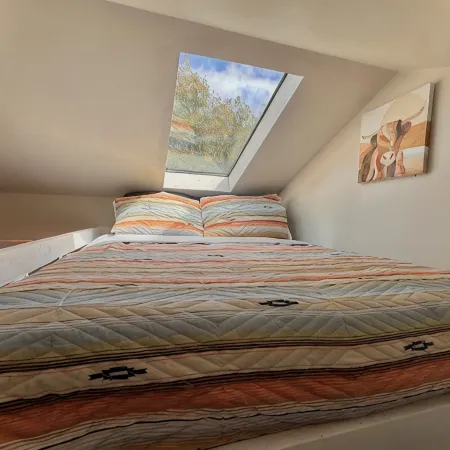 Tiny Farmhouse Cottage with Loft - Drift Asleep by Stargazing through Skylight