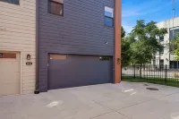 Downtown Skyline Views in Modern Townhome with Rooftop Patios - Bintang 4