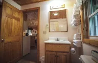 Cozy 2 bedroom cottage with full kitchen minutes from Pictured Rocks Cruises! - Homestays