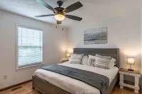 Fun 3 Bedroom Home with Gameroom near Ark!! - Wifi