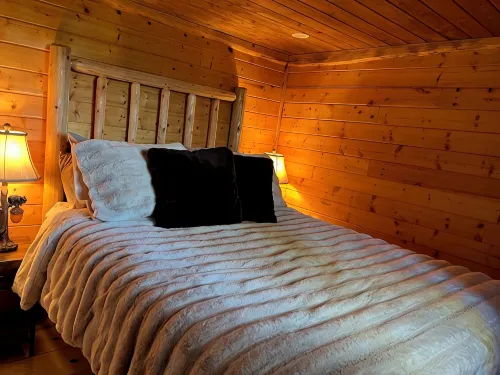River Vista Cabin with Mountain Views - Feriehus