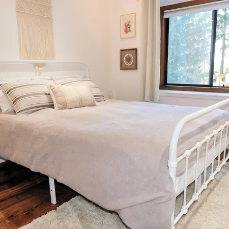 Charming 4-bedroom family home in Beaverton with AC, fitness room, WiFi