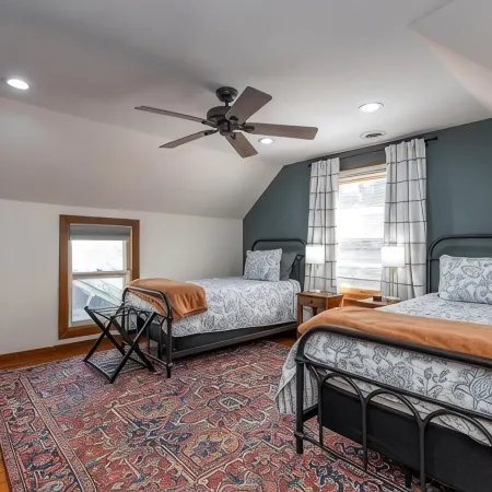 2 King Beds! Center of town! Pet friendly