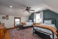 2 King Beds! Center of town! Pet friendly - Bungalows