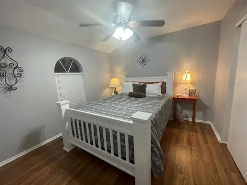 Pet Friendly, Private Bkyd 4 bedroom - balcony