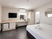Gladstone CBD Motel - parking