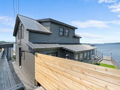 Lakeside Cottage ~ Pool, Hot tub & Private Beach