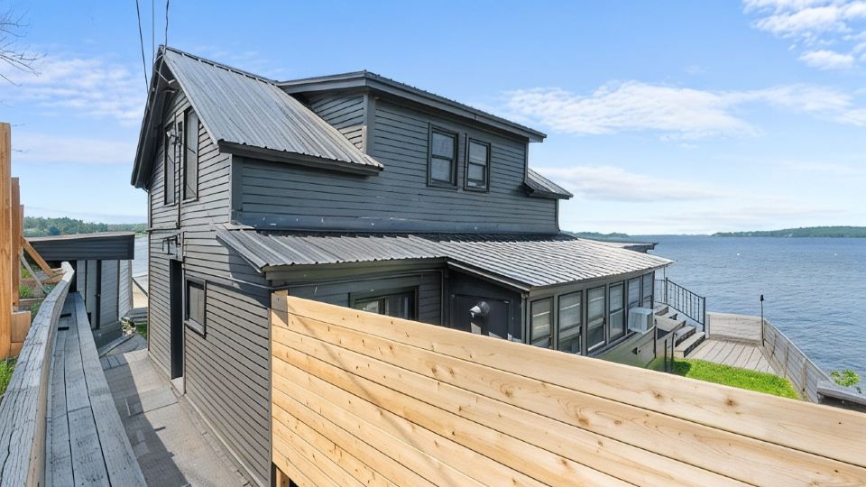 Lakeside Cottage ~ Pool, Hot tub & Private Beach