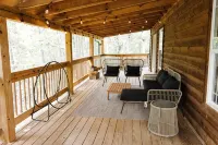 "The Lantern" Woodsy Cabin Experience w/ HotTub - Chalets