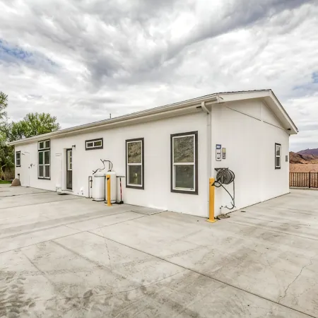!!!NEW HOME AMAZING RIVER VIEWS!!!EXPERIENCED HOST PRIVATE BEACH & LAUNCH RAMP