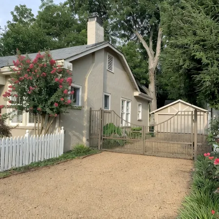 Picket Fence Cottage~ Walk to Mtsu and the Historic Downtown Square!