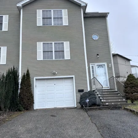 Beautiful two-story home close to downtown worcester 5beds-4bedroom