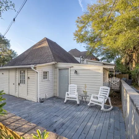 2/1 Historic Carriage House Walking Distance to Downtown