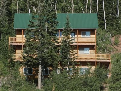 Ski in/Ski Out Cabin. 5 Bedrooms. 4 King Beds. Bunk Room. Fast WiFi. Sleeps 25+