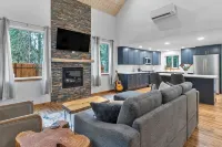 Rainier's Newest Luxury Chalet w/ Hot Tub-AC-WiFi - 4-Star