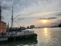 Cheerful & Bright 2 Bdrm Cottage- 4 Min. to Cruise Ports & Half Mile from Beach - บ้านพักหลังเล็ก
