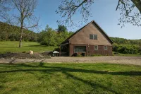 Creekside Cabin - Watkins Glen, Corning, Finger Lakes with Hot Tub - 4-Star