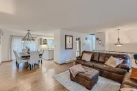 Cheerful 4 Bedroom Home - Back Yard/Game Room! - Homestays