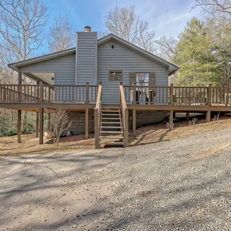 Beary’s Den where Chic meets Country in this Cozy Cabin