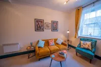 2 Bed Refurbished apartment/ Parking/ Pet Friendly - Hot Tub