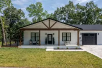 Captains Quarters- located within walking distance to local marina - 4-Star