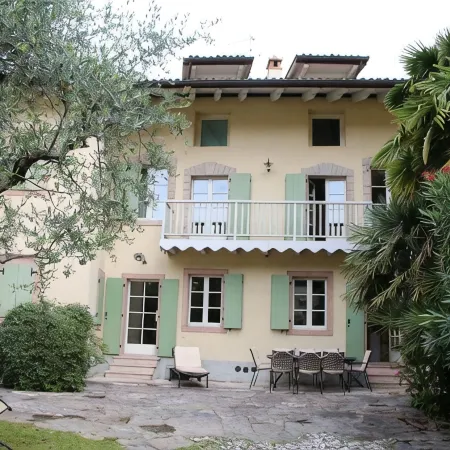 Lake Garda: Idyllic villa in quiet village center with olive and palm trees garden