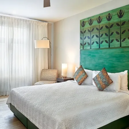 R Hotel Kingston