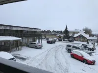 Snowshoe Motel - parking