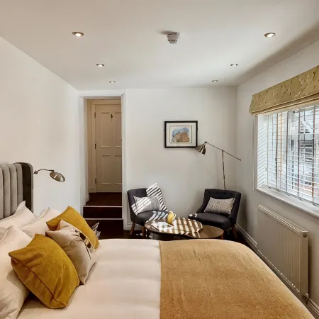 Upstairs at 33 - Self Check in Boutique Accommodation in Worcester Centre