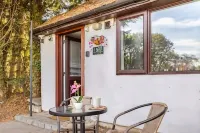 Thorpe Park Studio | Self-Contained + Gated Parking Space - 2-Star