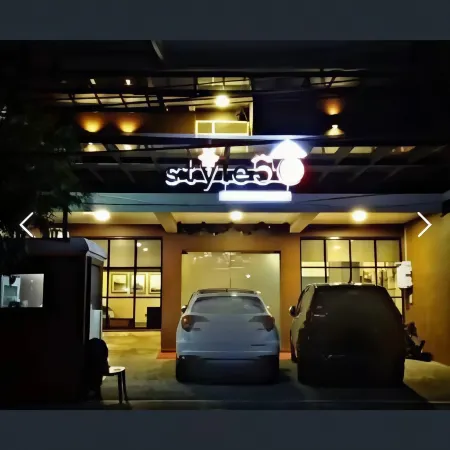 Style50 Homestay Отели рядом с достопримечательностью «Зоопарк Сурабая»