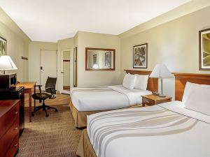 La Quinta Inn & Suites by Wyndham Stamford / New York City