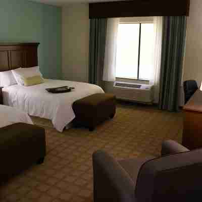 Hampton Inn & Suites Center Rooms