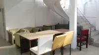 Charisma Residence فنادق في Tenggilis Mejoyo