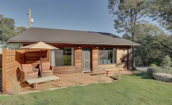 On-Site Winery and Tasting Room Oregon Bungalow!