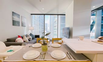 West Side Place 2B2B Apt by GoodLive