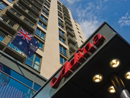 Adina Apartment Hotel Frankfurt Neue Oper Отели рядом с достопримечательностью «Taunusturm»