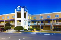 Baymont by Wyndham Savannah Midtown - parkir