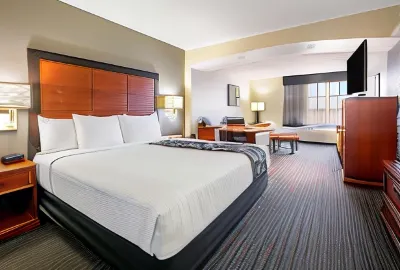 La Quinta Inn & Suites by Wyndham DFW Airport South / Irving Hotels near DTLR