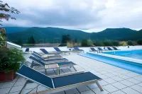 Regal Hotel & Apartments - piscina