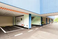 蘋果免下車汽車旅館 - 停車場