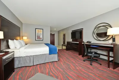 Holiday Inn Express & Suites Utica Hotels in Deerfield